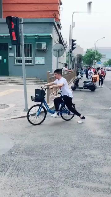 大妈骑车爆料视频,街头奇闻录