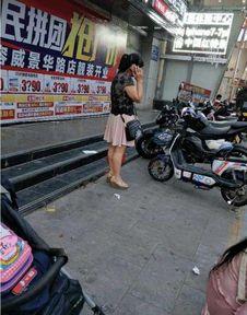 大妈骑车爆料视频,街头奇闻录  第2张