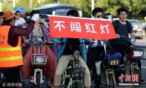 大妈骑车爆料视频,街头奇闻录  第3张